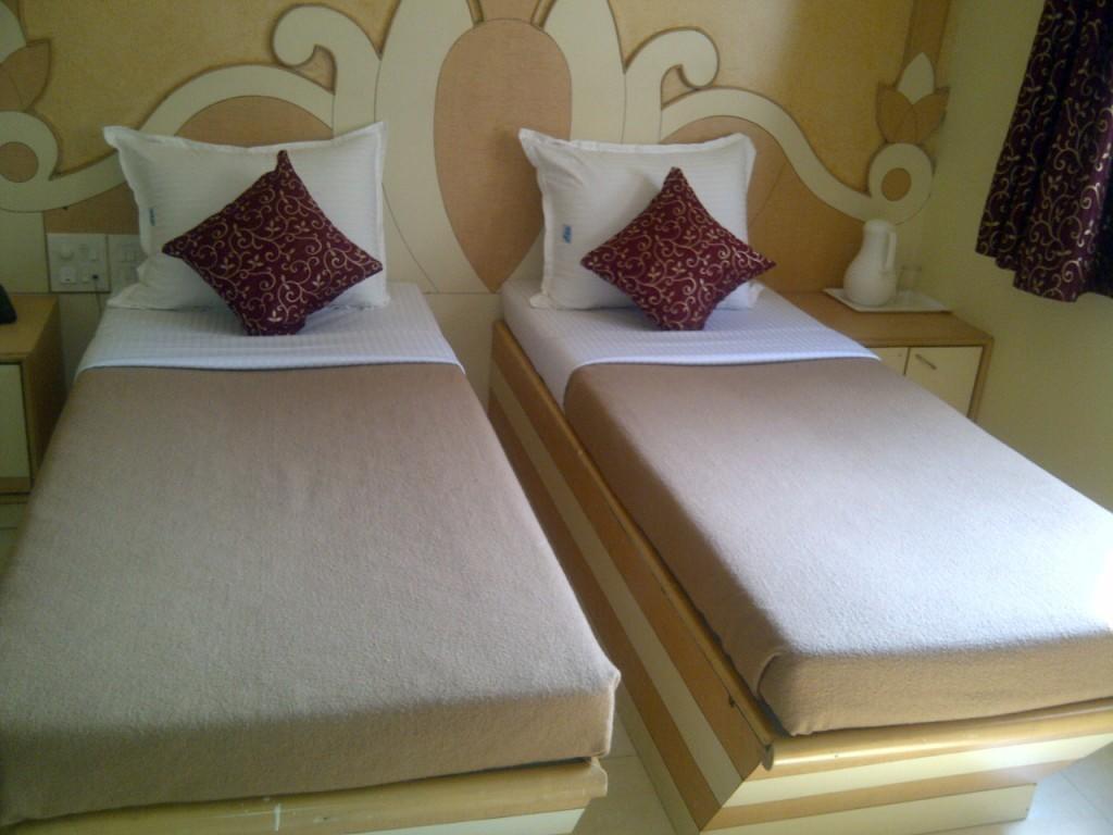 Om Sai Palace Hotel Poona Buitenkant foto