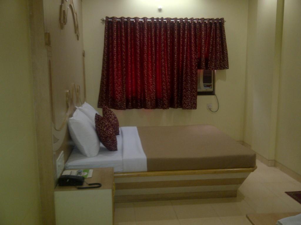 Om Sai Palace Hotel Poona Kamer foto